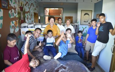 ALCALDESA MARÍA LUISA MARTELL DONA CAMAS AL HOGAR DE NIÑOS SAN RAMÓN