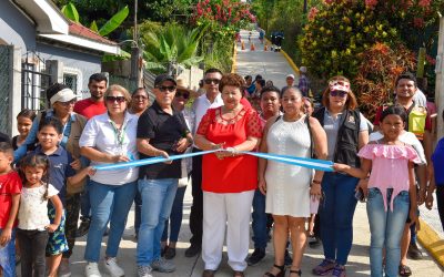 ALCALDESA MARÍA LUISA MARTELL INAUGURA PAVIMENTACIÓN EN LOMAS DEL CHILE
