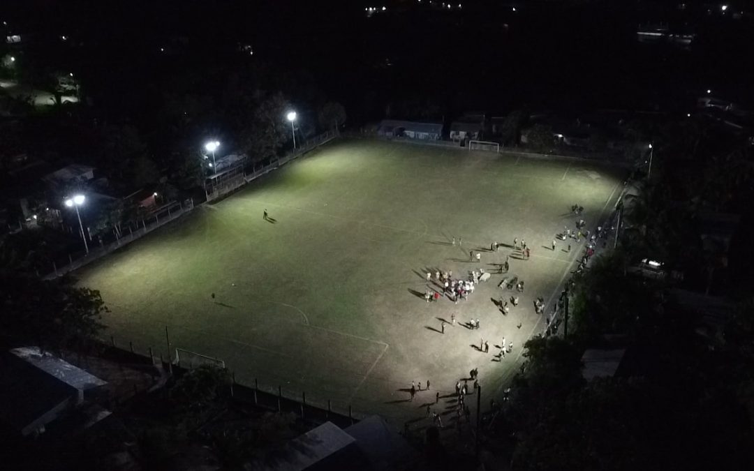 IMDEPOR ENTREGA ILUMINACIÓN DE CANCHAS EN BARACOA PUEBLO Y BARACOA JOHNSON