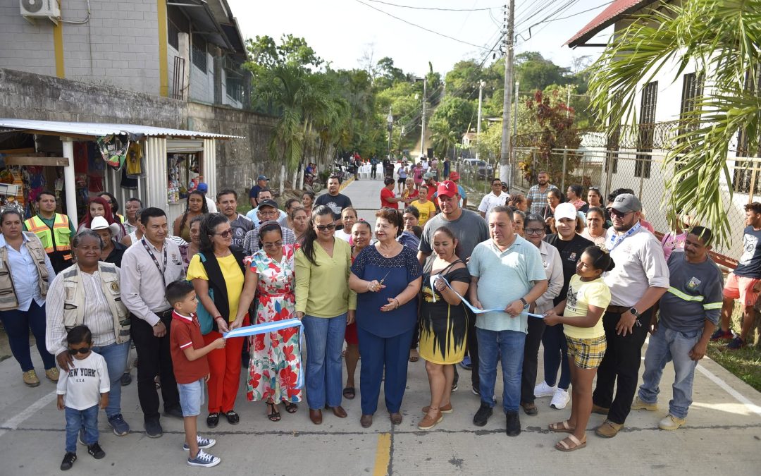 ALCALDESA MARTELL ENTREGA EMPEDRADO DE CALLE PRINCIPAL EN EL CHILE