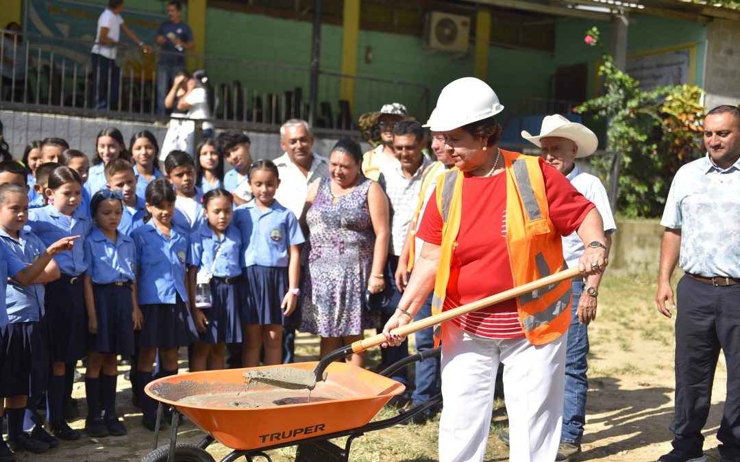 La Municipalidad de Puerto Cortés, entrega órdenes de inicio en Agua Caliente y Colonia 30 de Mayo