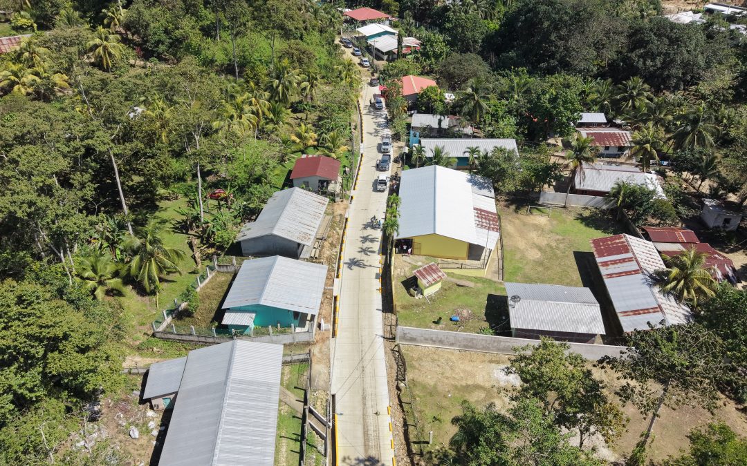 Agua Caliente recibe pavimento y escuela renovada