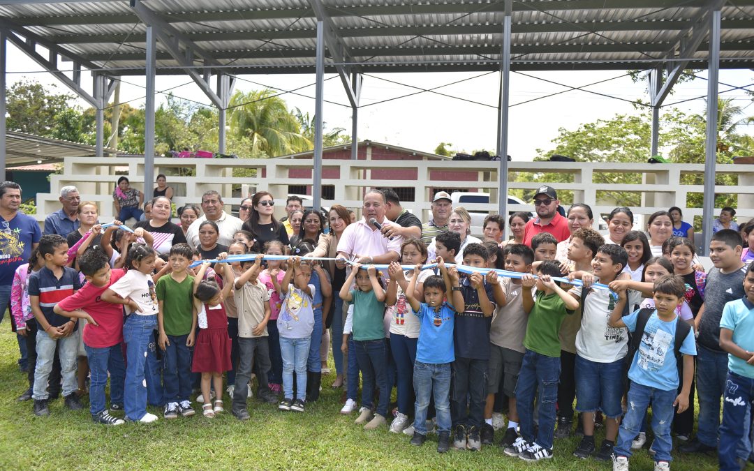La Municipalidad Puerto Cortés impulsa el deporte con nueva graderías y techado en Caoba