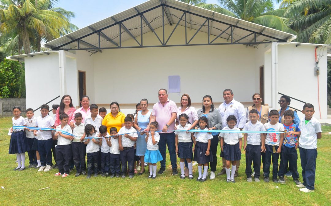 La Municipalidad Puerto Cortés entrega techado y escenario en El Sauce