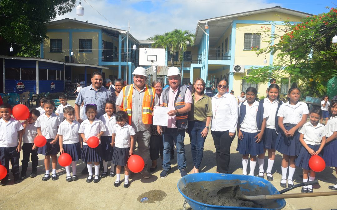 Puerto Cortés entrega orden de inicio para techado de su cancha deportiva en Escuela Manuel Bonilla