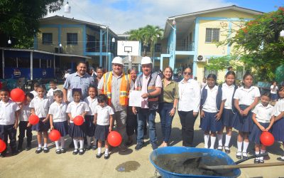 Puerto Cortés entrega orden de inicio para techado de su cancha deportiva en Escuela Manuel Bonilla