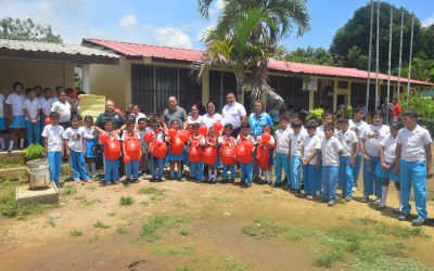 La Municipalidad de Puerto Cortés entrega de 216 kits escolares a estudiantes de La Junta, Nola y Manacalito